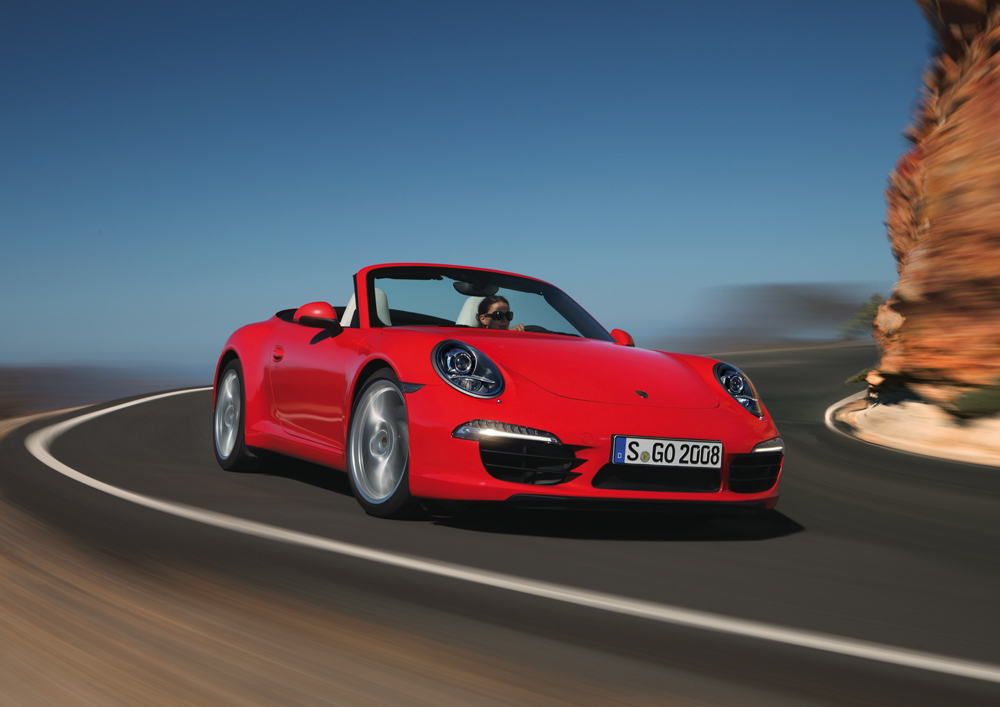 красный кабриолет Porsche 911 Carrera на трассе