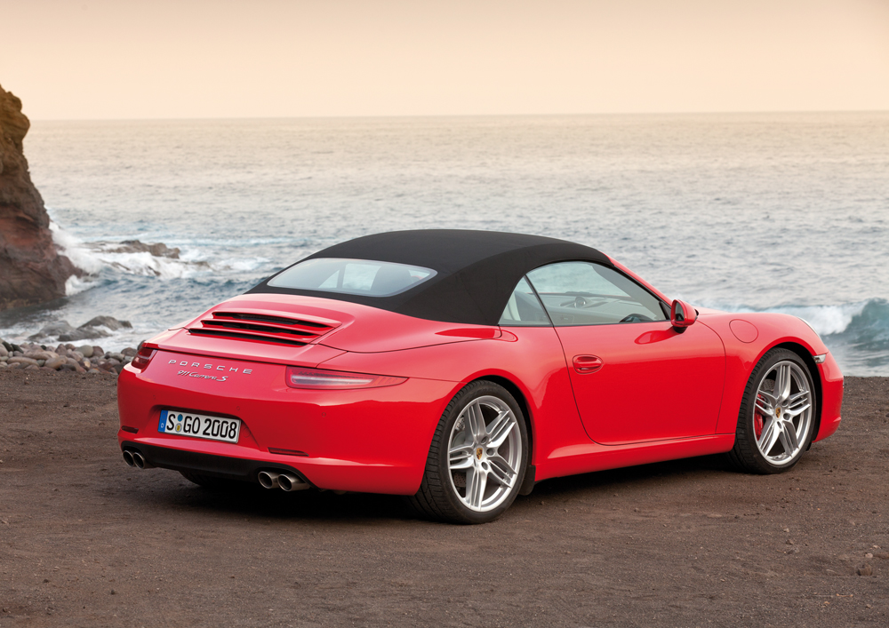 красный Porsche 911 Carrera S у моря